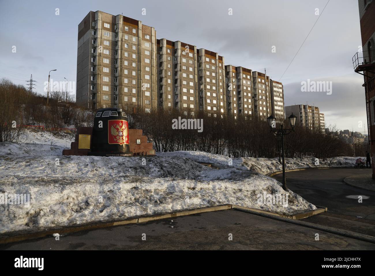 Segel / Flosse des U-Bootes Kursk. Denkmal für Seeleute, die in Friedenszeiten umkamen, vor Wohnungen in Murmansk Stockfoto