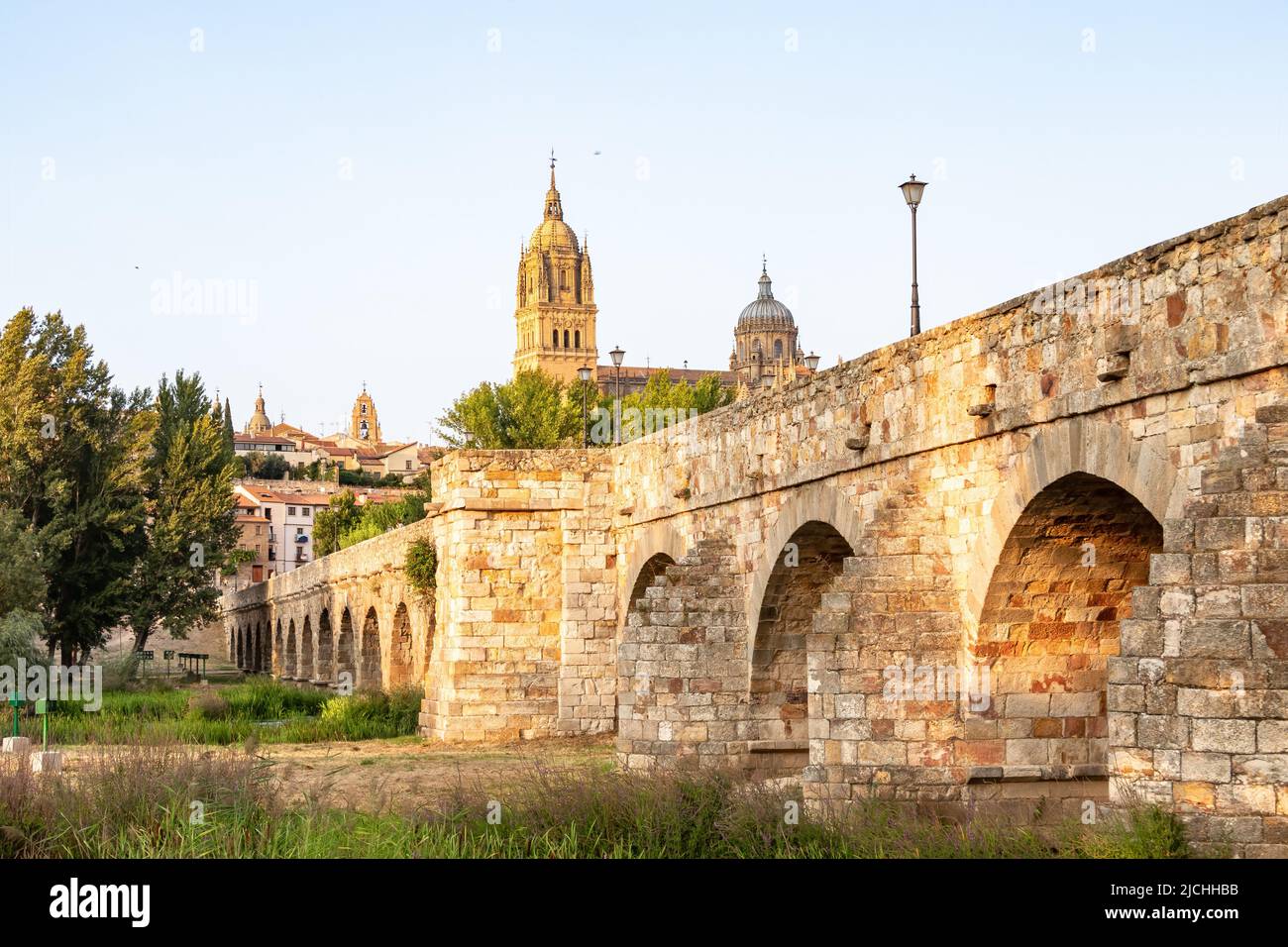 Die römische Brücke von Salamanca auf Spanisch, Puente romano de Salamanca, auch bekannt als Puente Mayor del rio Tormes, ist eine römische Brücke über die Tormes Stockfoto