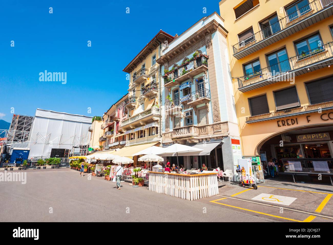 LOCARNO, SCHWEIZ - 10. JULI 2019: Straßencafé und bunte Häuser in Locarno Stadt am Ufer des Lago Maggiore im Kanton Tessin in der Schweiz Stockfoto