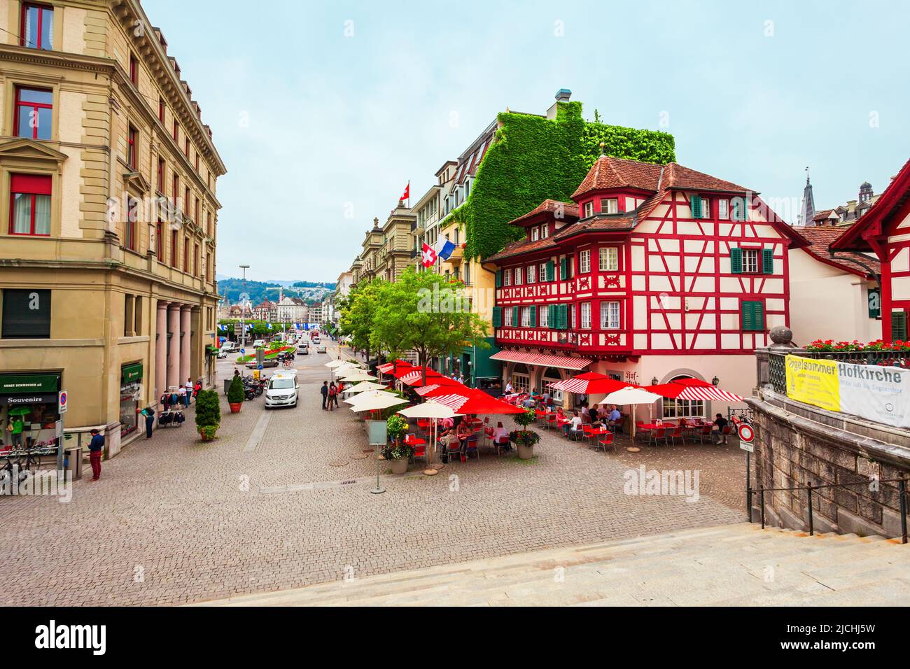 LUZERN, SCHWEIZ - 11. JULI 2019: Platz in der Nähe der Kirche St. Leodegar in Luzern. Luzern oder Luzern ist eine Stadt in der Zentralschweiz. Stockfoto