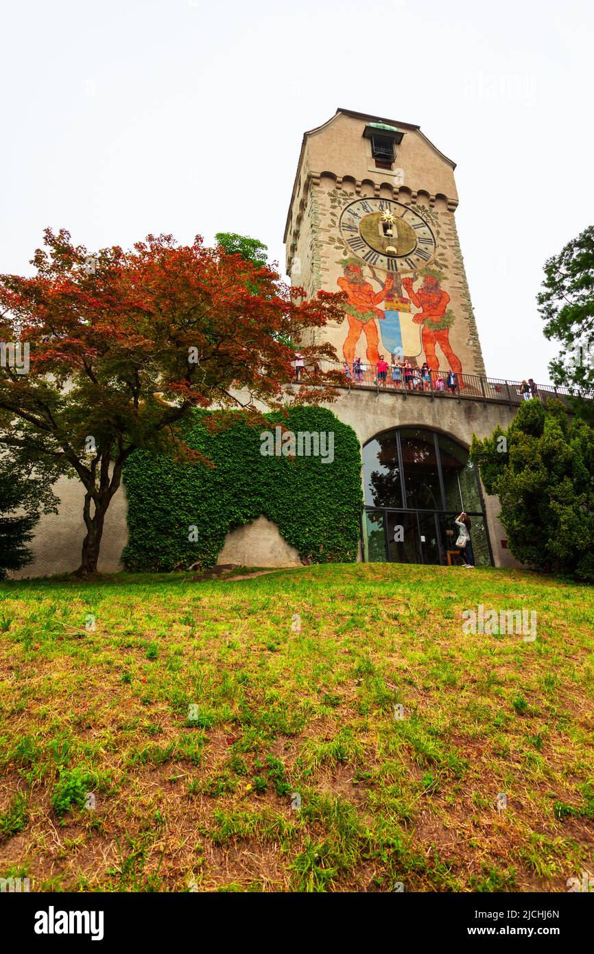 LUZERN, SCHWEIZ - 11. JULI 2019: Zytturm und Stadtmauer in Luzern. Luzern oder Luzern ist eine Stadt in der Zentralschweiz. Stockfoto