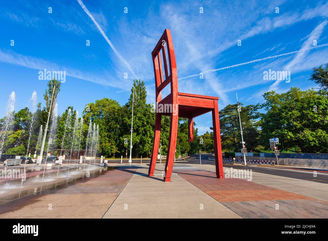 Genf, Schweiz - 20. JULI 2019: kaputter Stuhl oder Sessel Cassee ist eine hölzerne Skulpturen des Schweizer Künstlers Daniel Berset und Louis Geneve in Genf Stockfoto