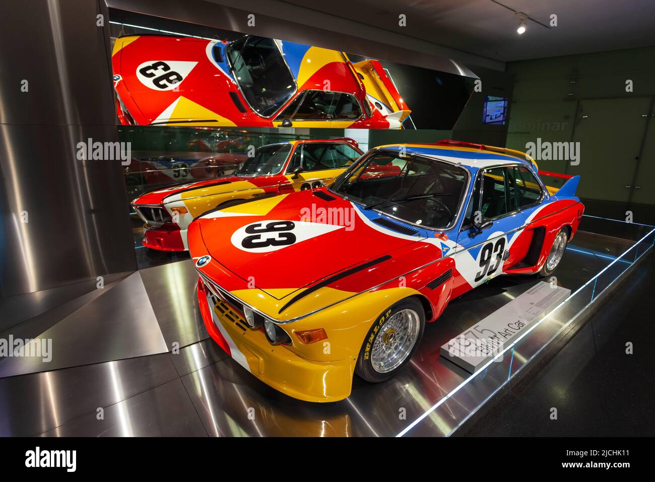 München, 08. Juli 2021: 1975 BMW 3,0 CSL Art Car im BMW Automobilmuseum in der Nähe des Olympiaparks in München Stockfoto