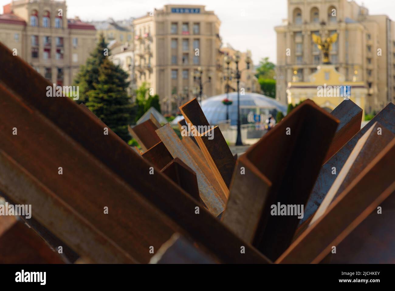 Panzerabwehrhindernisse oder tschechische Igel auf Maidan Nezaleschnosti in Kiew während der russischen Invasion der Ukraine. Selektiver Fokus Stockfoto