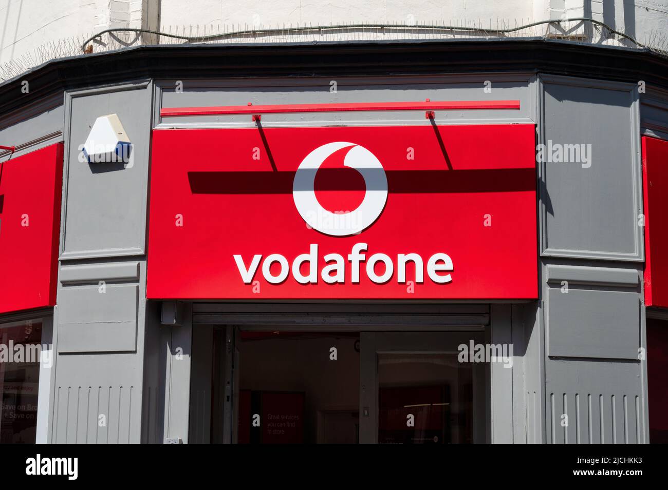 Chesterfield, Großbritannien - 14. Mai 2022: Das Zeichen für Vodafone Store in Chesterfield England. Stockfoto