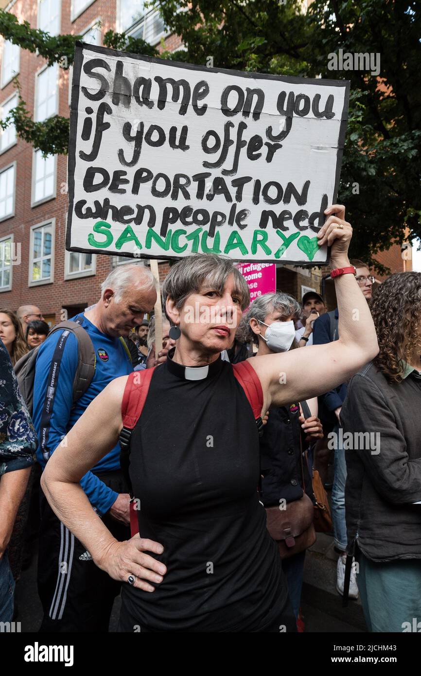 London, Großbritannien. 13.. Juni 2022. Demonstranten demonstrieren vor dem Innenministerium gegen den Plan, Personen, die als illegale Einwanderer oder Asylbewerber identifiziert wurden, zur Bearbeitung, Neuansiedlung und Asyl nach Ruanda zu verlegen, wobei der erste Abschiebeflug für den 14.. Juni geplant ist. Quelle: Wiktor Szymanowicz/Alamy Live News Stockfoto