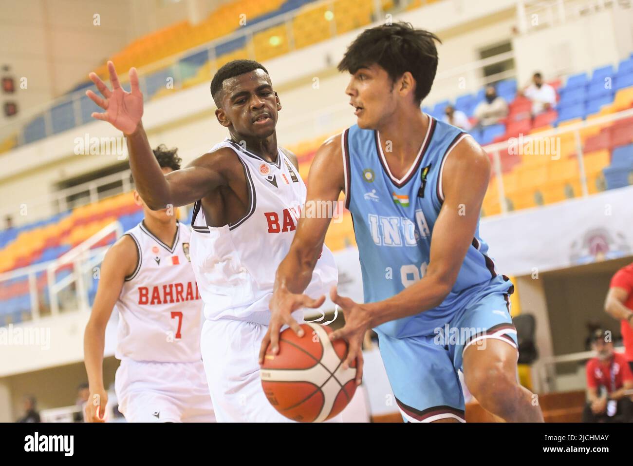 Doha, Katar. 13.. Juni 2022. Mohamed Sami Salem Ateeq Salem (R) von der bahrainischen Basketballmannschaft und Lokendra Singh (R) von der indischen Basketballmannschaft im Einsatz beim Asienmeisterschaftsspiel der FIBA U16 zwischen Indien und Bahrain 2022 in der Al-Gharafa Sports Multi-Purpose Hall. Endstand; Indien 80:41 Bahrain. Kredit: SOPA Images Limited/Alamy Live Nachrichten Stockfoto