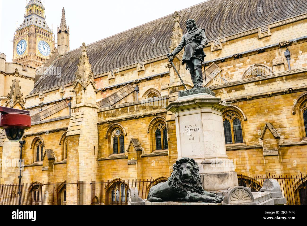 London, England - 23.04.2022: Oliver Cromwell-Denkmal vor dem Houses of Parliament, Westminster, London. Fotos in hoher Qualität Stockfoto