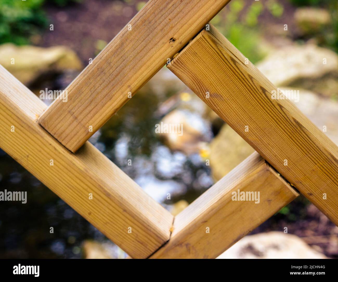 Abschnitt des dekorativen Fechtens in einem britischen Park. Stockfoto