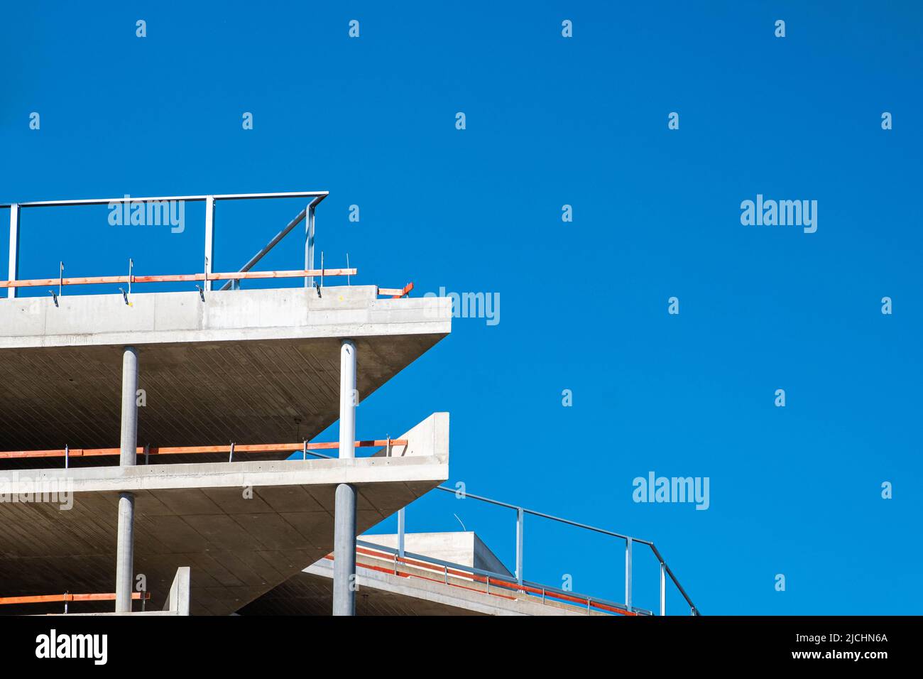 Neues Gebäude im Bau mit blauem Himmel Kopieplatz Stockfoto
