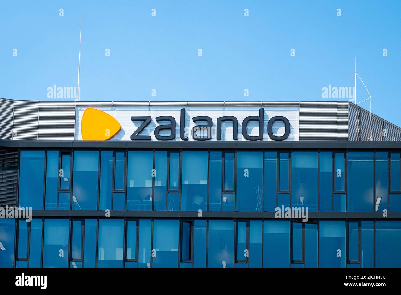 Berlin, Deutschland -Juni, 2022: Zalando-Logo auf dem Bürogebäude in Berlin Stockfoto