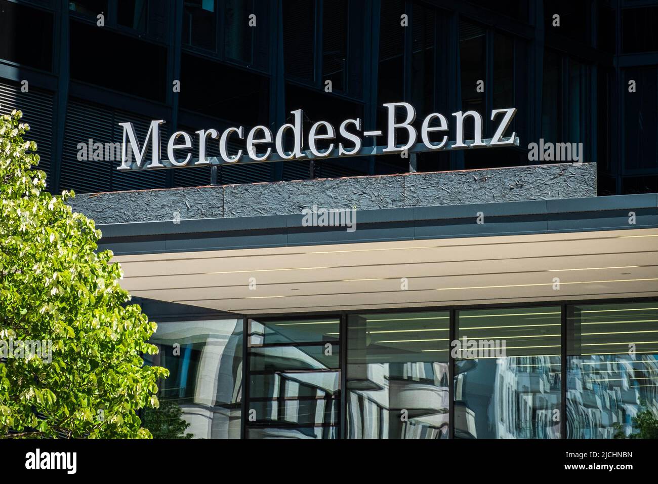 Berlin, Deutschland - Juni 2022: Eingang des Merceds Benz Hauptquartiers in Berlin Stockfoto