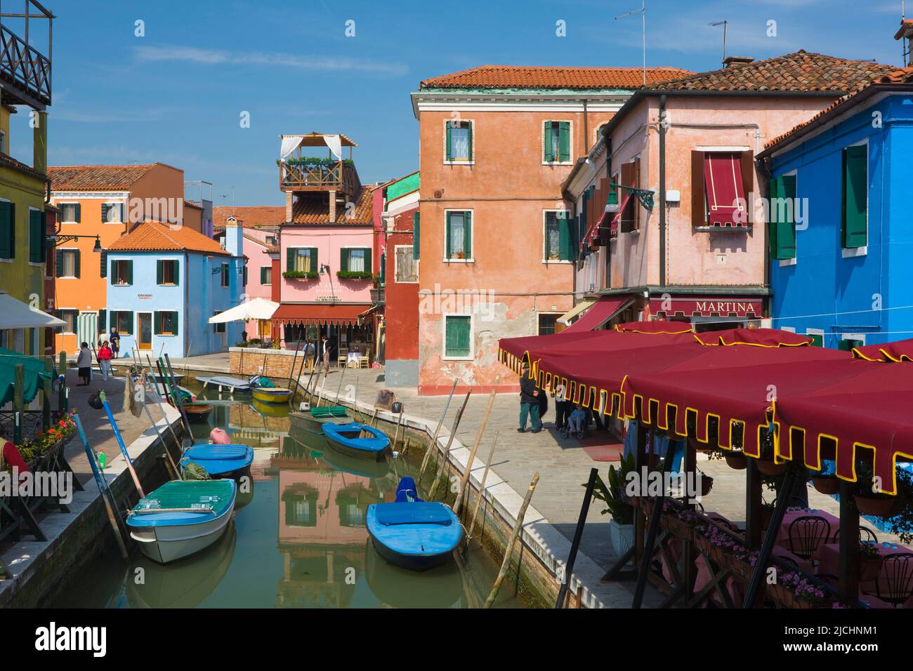 Bunte Gebäude säumen einen Kanal, Insel Burano, Venedig, Venetien, Italien Stockfoto