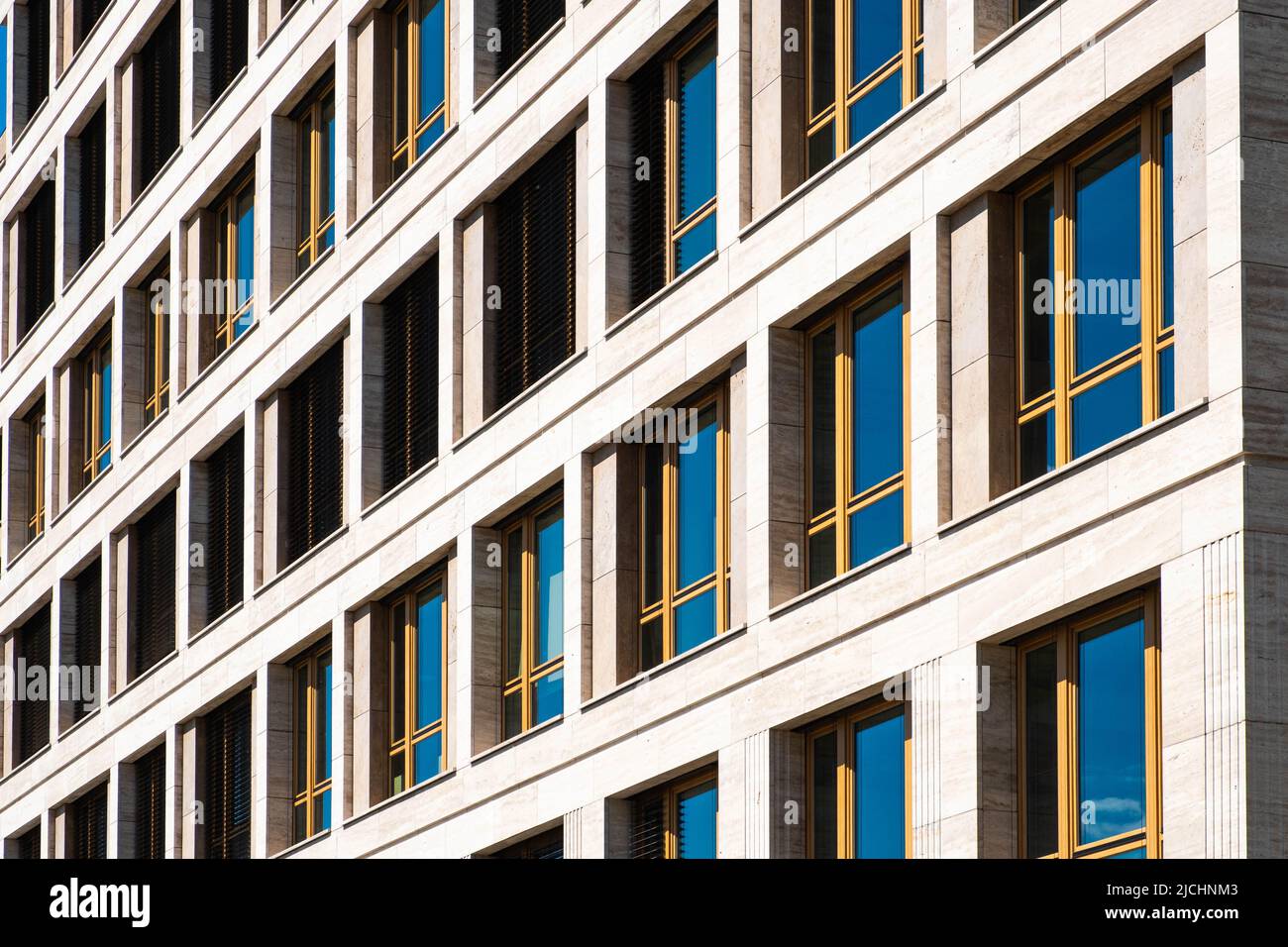 Moderne Bürofassade, Außenfassade von Immobilien Stockfoto