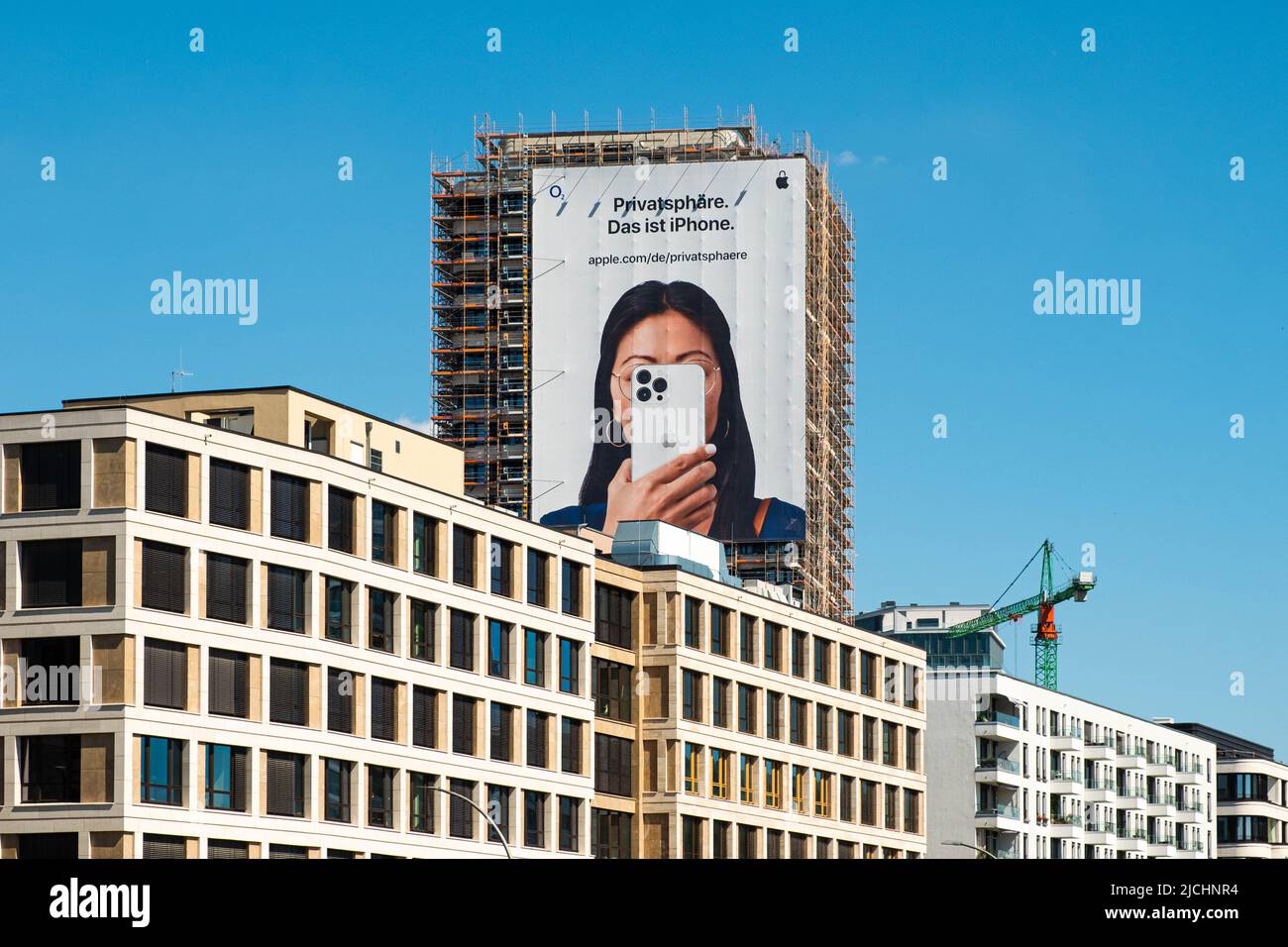 Berlin, Deutschland -Juni, 2022: Apple iPhone-Werbung auf der Plakatwand an der Gebäudefassade Stockfoto