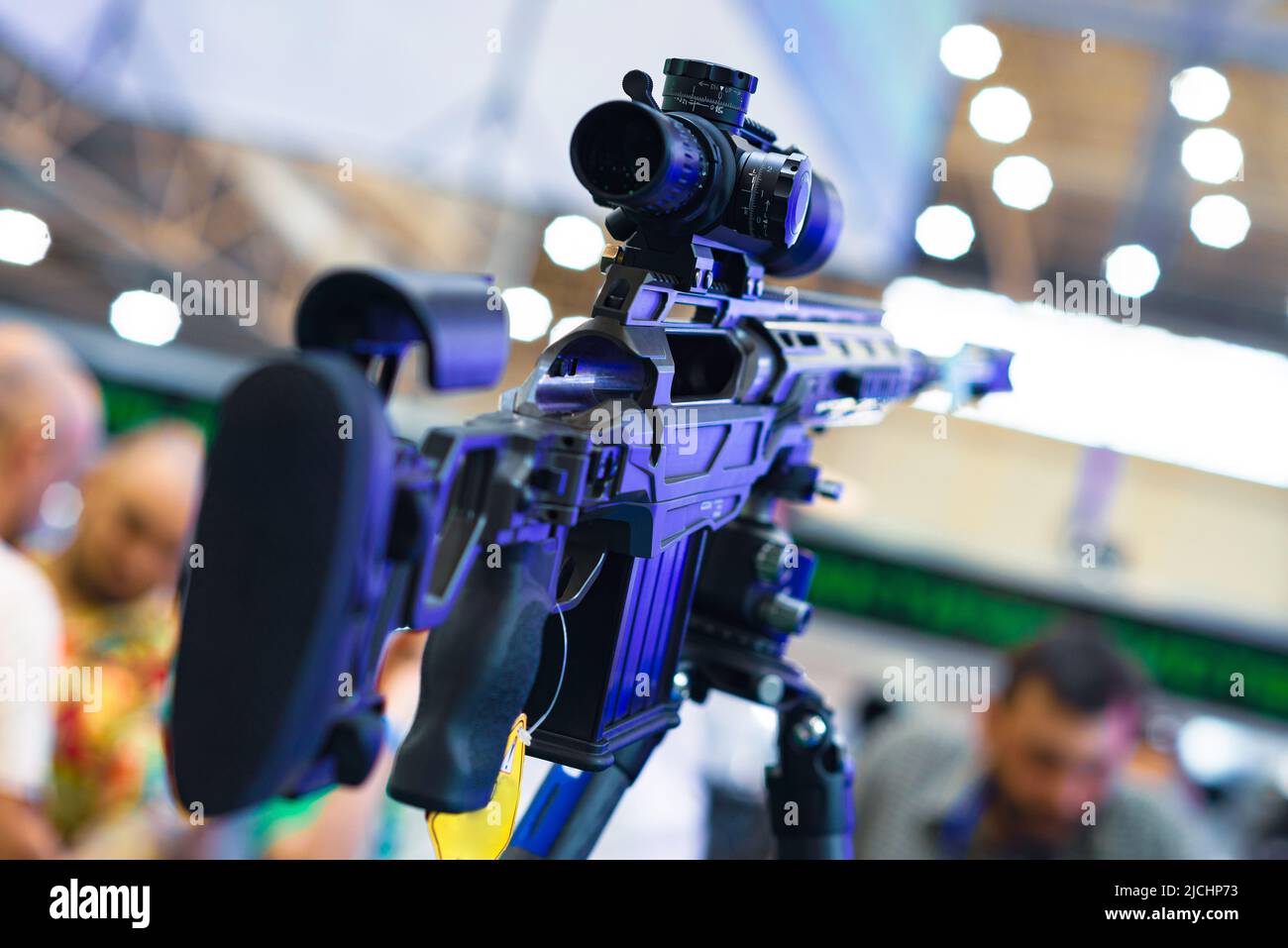 Automatisches Gewehr mit Teleskopausblick. Stockfoto