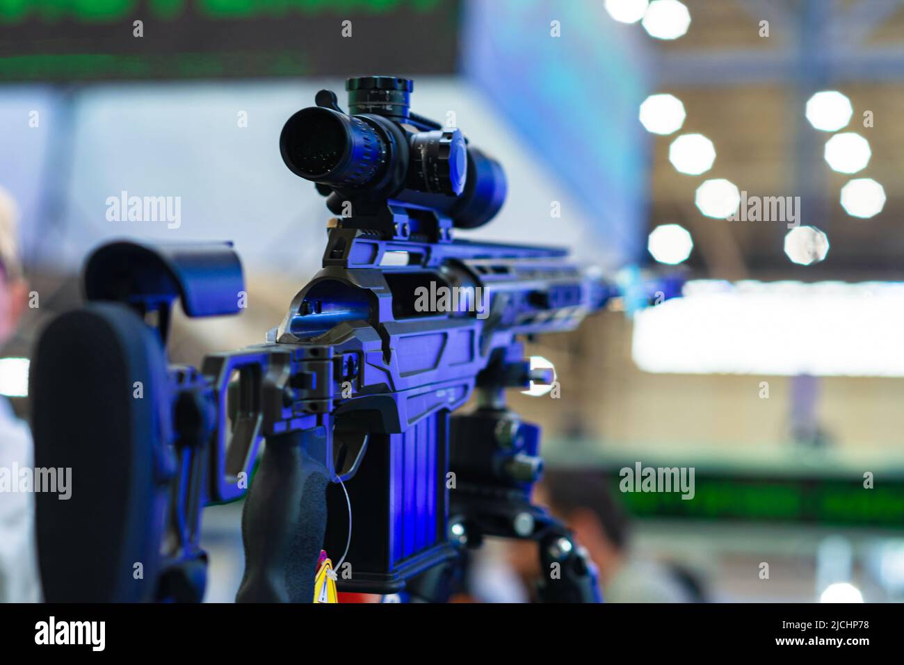 Automatisches Gewehr mit Teleskopausblick. Stockfoto