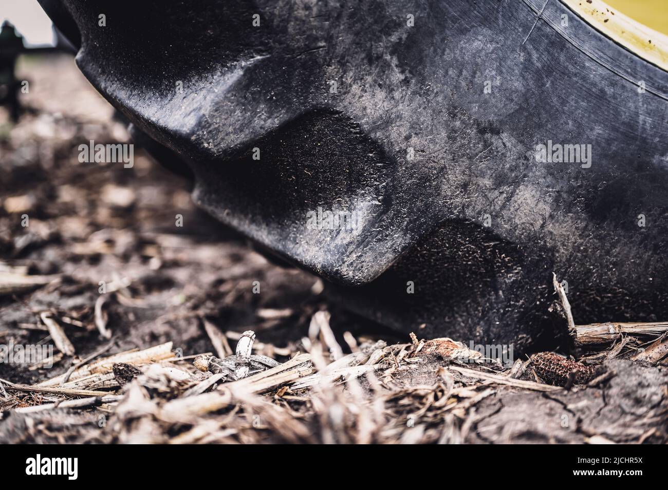 Bodenverdichtung, die durch einen großen Traktorreifen vor dem Pflanzen auf einem leeren Feld über oberem Schmutz verursacht wird. Stockfoto