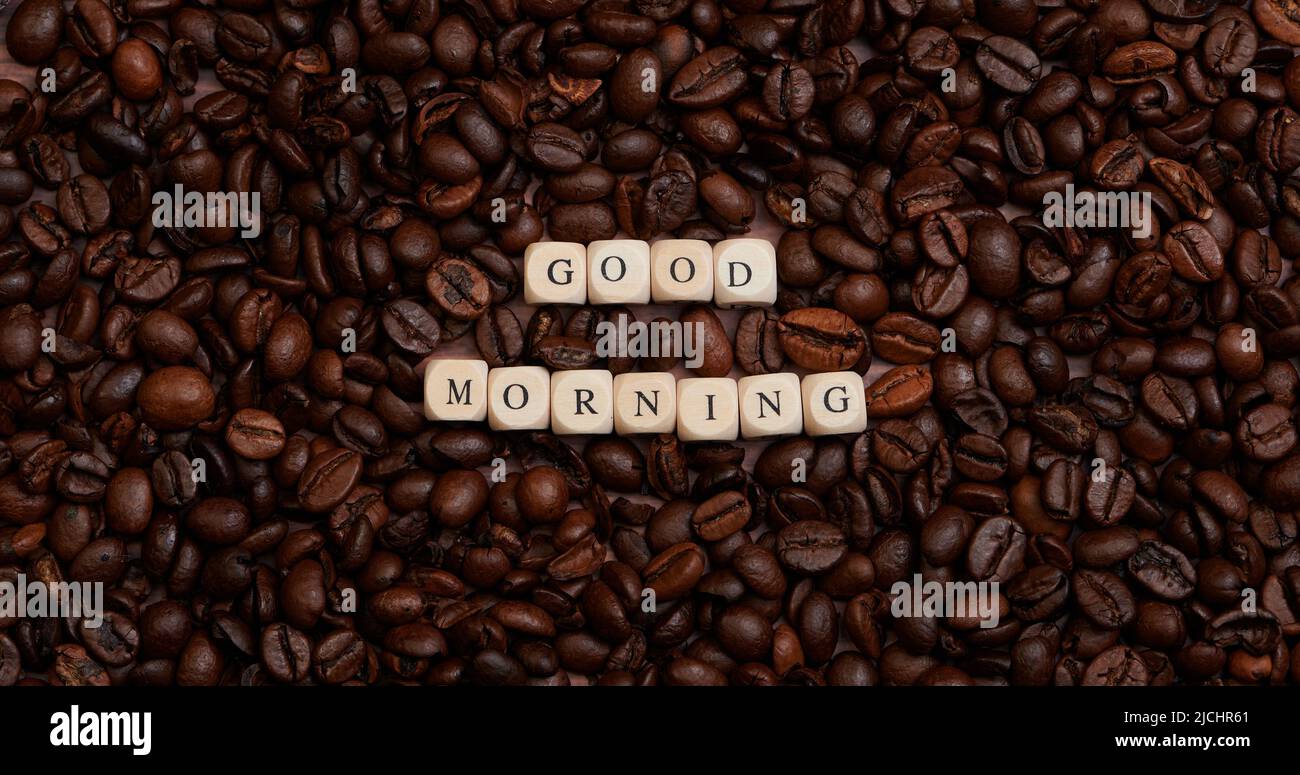 Text Guten Morgen mitten in einer Menge Kaffeebohnen Stockfoto