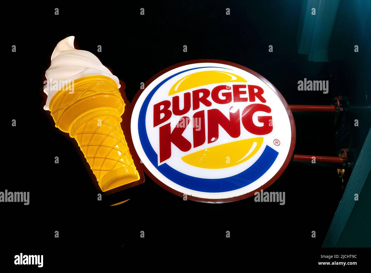 ISTANBUL - Okt 19: Burger King Restaurant außen - Schild in der Nähe des Haupteingangs in Istanbul Oktober 19. 2021 in der Türkei Stockfoto