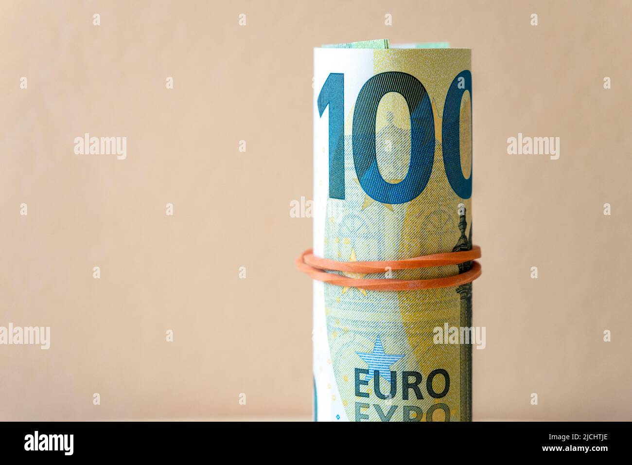 Nahaufnahme von verdrehten 100-Euro-Scheinen, 100-Euro-Scheinen, Geschäftskonzept Stockfoto
