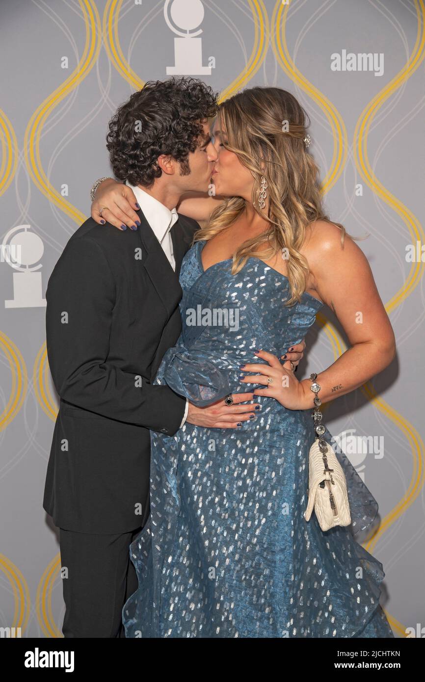 New York, Usa. 12.. Juni 2022. Darren Criss und Mia Swer nehmen an den jährlichen Tony Awards 75. in der Radio City Music Hall in New York City Teil. Kredit: SOPA Images Limited/Alamy Live Nachrichten Stockfoto New York, Usa. 12.. Juni 2022. Darren Criss und Mia Swer nehmen an den jährlichen Tony Awards 75. in der Radio City Music Hall in New York City Teil. Kredit: SOPA Images Limited/Alamy Live Nachrichten Stockfoto
