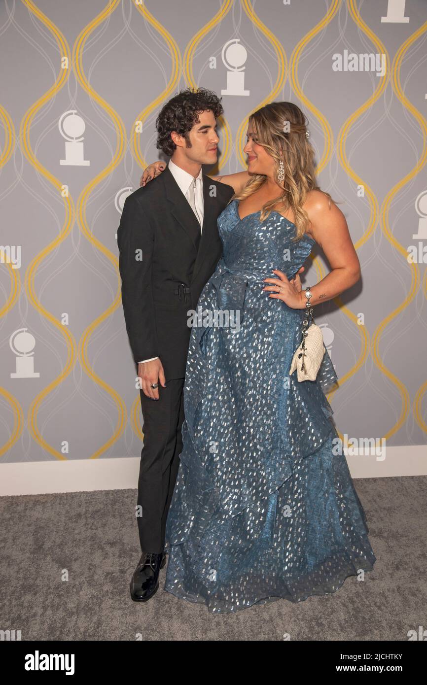 New York, Usa. 12.. Juni 2022. Darren Criss und Mia Swer nehmen an den jährlichen Tony Awards 75. in der Radio City Music Hall in New York City Teil. Kredit: SOPA Images Limited/Alamy Live Nachrichten Stockfoto