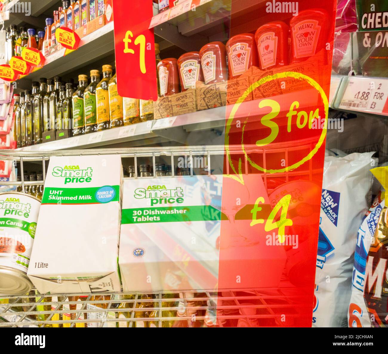 Asda eigene Marke smart Preis niedrigen Wert Bereich Artikel in Shopping Trolley in Asda Supermarkt. VEREINIGTES KÖNIGREICH Stockfoto