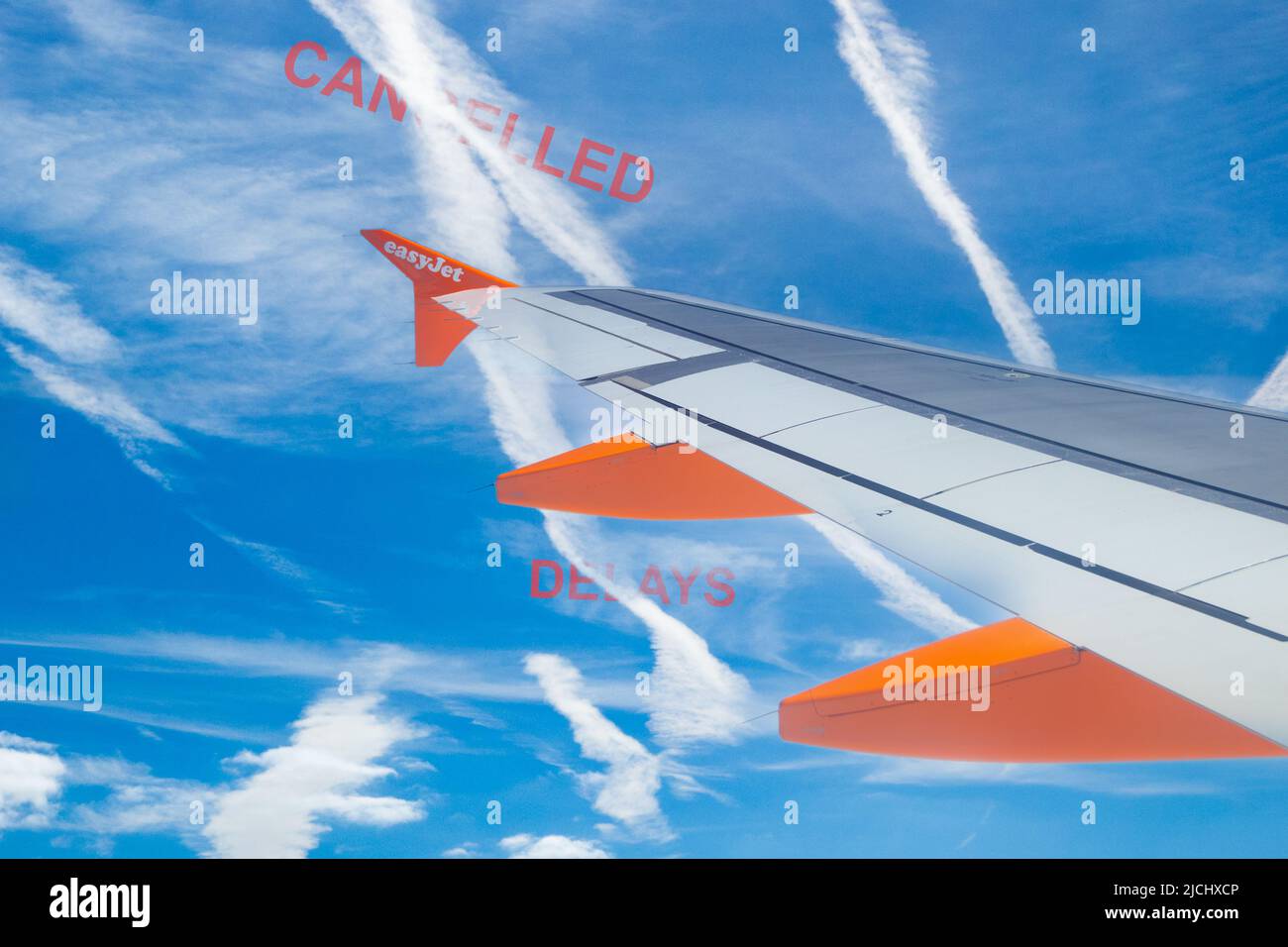 Blick über den Easyjet-Flügel mit abgesagten und in den Himmel geschriebenen Verzögerungen. Reise, Luftfahrtindustrie... Konzept Stockfoto