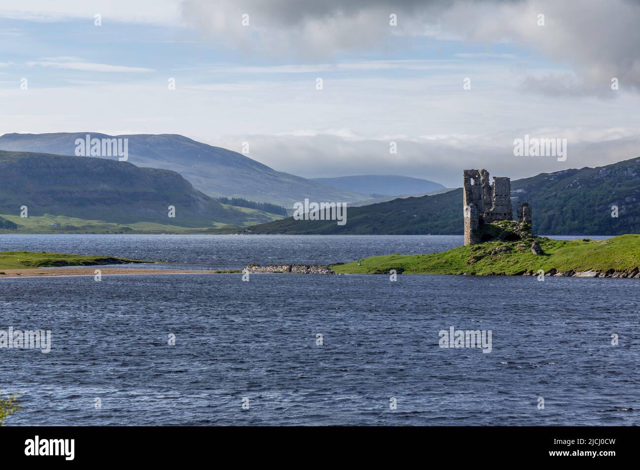 Die Ruinen von Ardvreck Castle in den schottischen Highlands am Ufer des Loch Assent. An der Nordküste 500, NC500, Tourist Trail in Schottland. Stockfoto