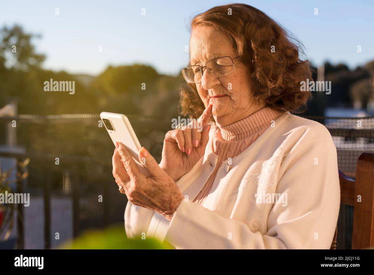 ältere Frau Mit Telefon Fotos Und Bildmaterial In Hoher Auflösung Alamy