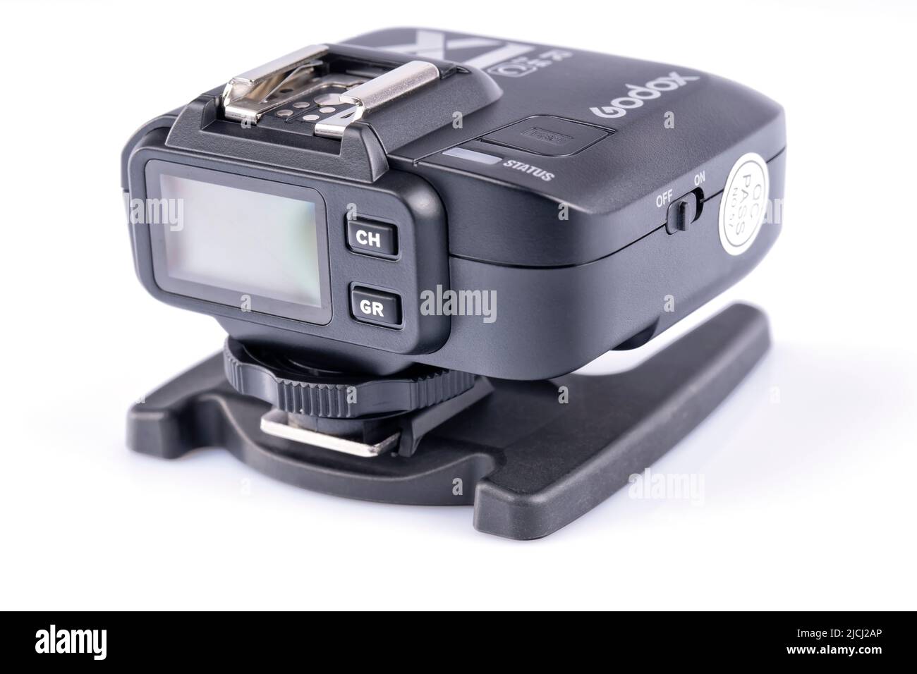 Detail des TTL Wireless Flash Triggers Godox X1R-C isoliert auf Weiß. Das Foto wurde am 13. Juni 2022 in Spanien aufgenommen Stockfoto