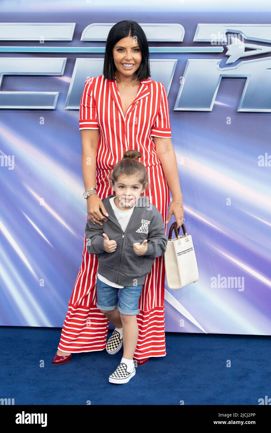 LONDON, ENGLAND - 13. JUNI: Cara De La Hoyde-Massey und Freddie-George De La Hoyde-Massey nehmen an der britischen Premiere von „Lightyear“ am 13. Juni 2022 auf dem Cineworld Leicester Square in London, England, Teil. Foto von Gary Mitchell/Alamy Live News Stockfoto