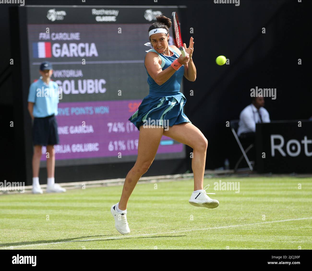 13.. Juni 2022; Edgbaston Priory Club, Edgbaston, Birmingham, Großbritannien; Birmingham Classic Lawn Tennis Turnier; Caroline Garcia FRA läuft in ihrem Spiel gegen Viktorija Golubic SUI mit der Vorhand Stockfoto