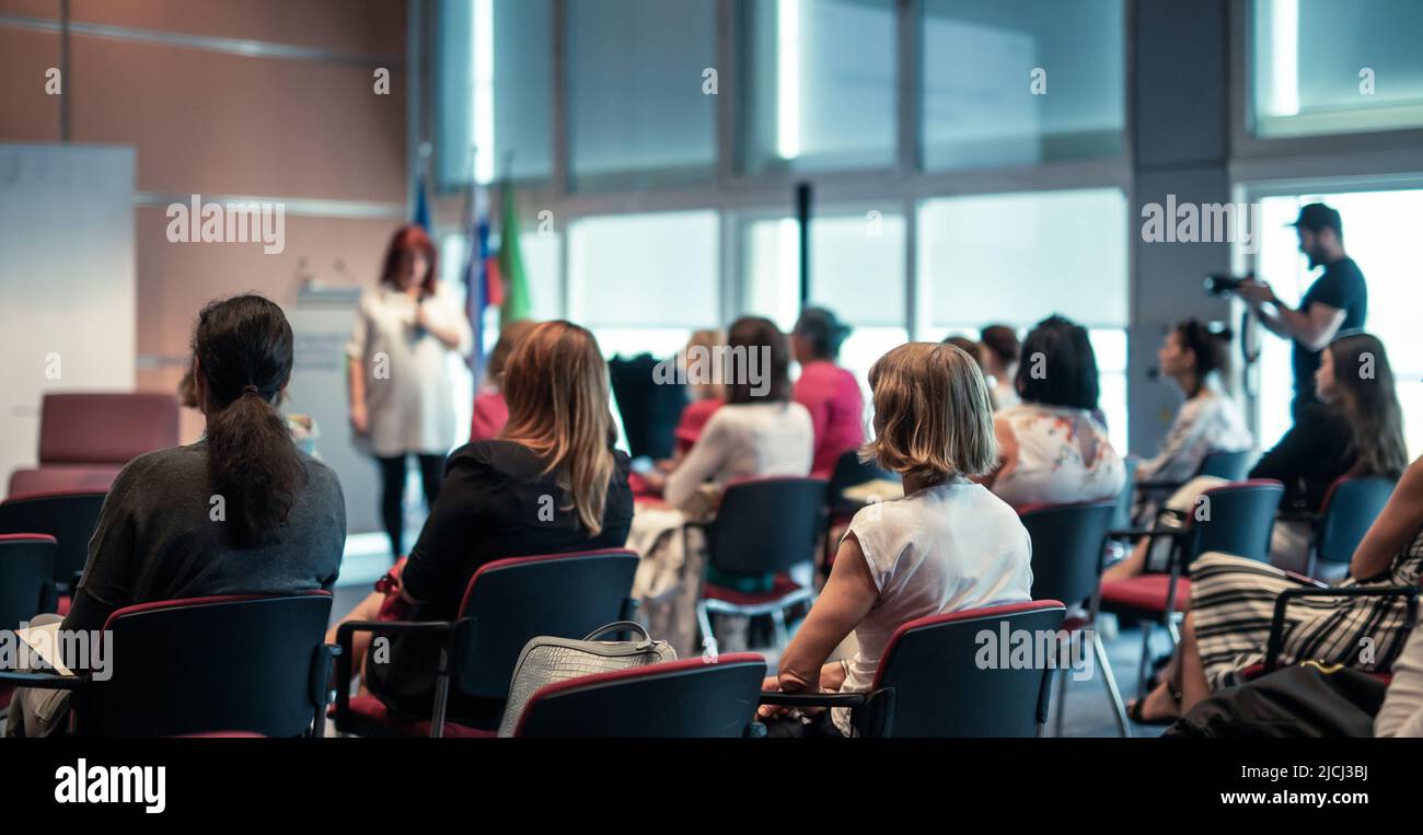 Frau, die eine Präsentation auf einer Konferenz halten kann. Stockfoto
