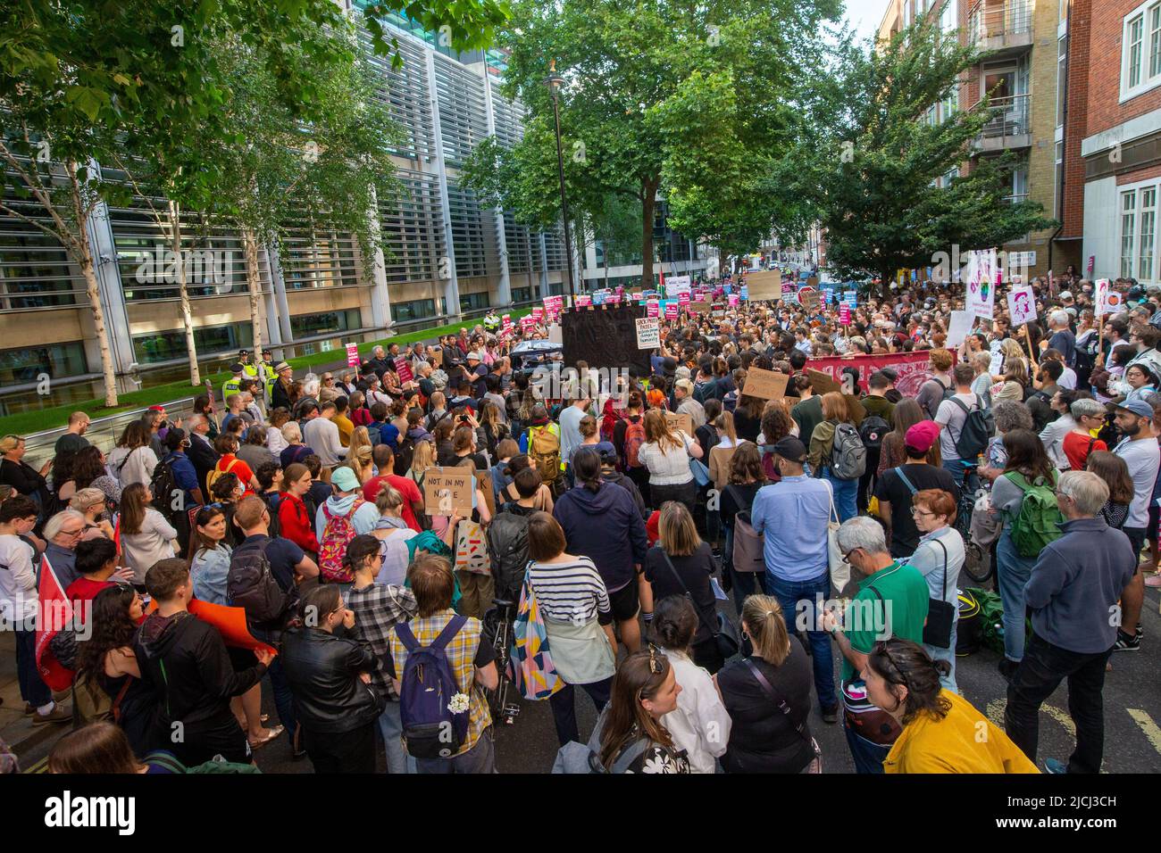 London, England, Großbritannien. 13.. Juni 2022. Hunderte protestieren vor dem britischen Innenministerium gegen das Flüchtlingsvorhaben in Ruanda, da das Obergericht die Berufung dagegen ablehnt. (Bild: © Tayfun Salci/ZUMA Press Wire) Stockfoto