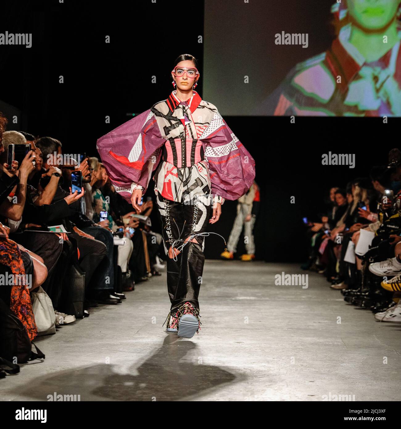 London, Großbritannien. 13.. Juni 2022. Alumni der University of Westminster und Absolventen des BA Fashion präsentieren ihre Arbeit in einer Laufsteg-Show, die Teil der London Fashion Week ist. Gezeigt werden Designer wie Yani Bridge, Haemin, Lily Willan, Grace Kwan, Steph Birtles, Lucy Higgens, Christy Higgs, Eduardo Moreira, Maya Magnay, Owen Snaith, Mel Hewgill, NAHNAH von Hannah Salmon, Jiao Xie, Sarah Dowie. Kredit: Imageplotter/Alamy Live Nachrichten Stockfoto