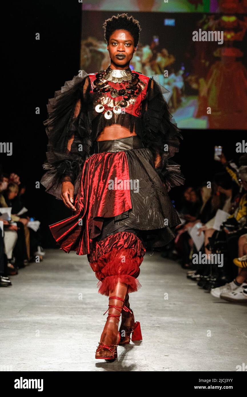 London, Großbritannien. 13.. Juni 2022. Alumni der University of Westminster und Absolventen des BA Fashion präsentieren ihre Arbeit in einer Laufsteg-Show, die Teil der London Fashion Week ist. Gezeigt werden Designer wie Yani Bridge, Haemin, Lily Willan, Grace Kwan, Steph Birtles, Lucy Higgens, Christy Higgs, Eduardo Moreira, Maya Magnay, Owen Snaith, Mel Hewgill, NAHNAH von Hannah Salmon, Jiao Xie, Sarah Dowie. Kredit: Imageplotter/Alamy Live Nachrichten Stockfoto