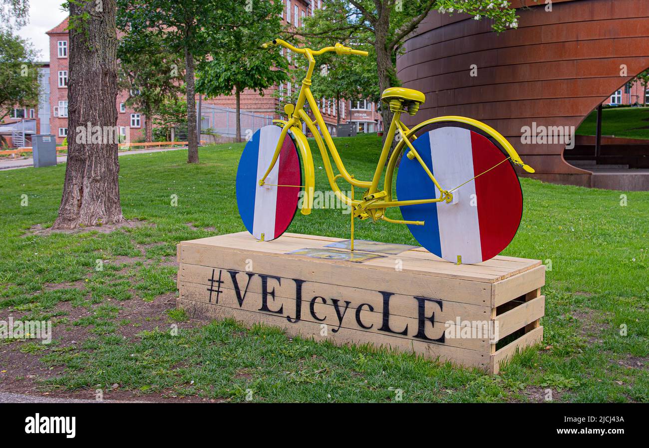 Fahrrad mit den Rädern in den französischen Farben, rot, weiß und blau Markierung Tour durch das frankreich in Vejle, Dänemark, 13. Juni 2022 Stockfoto