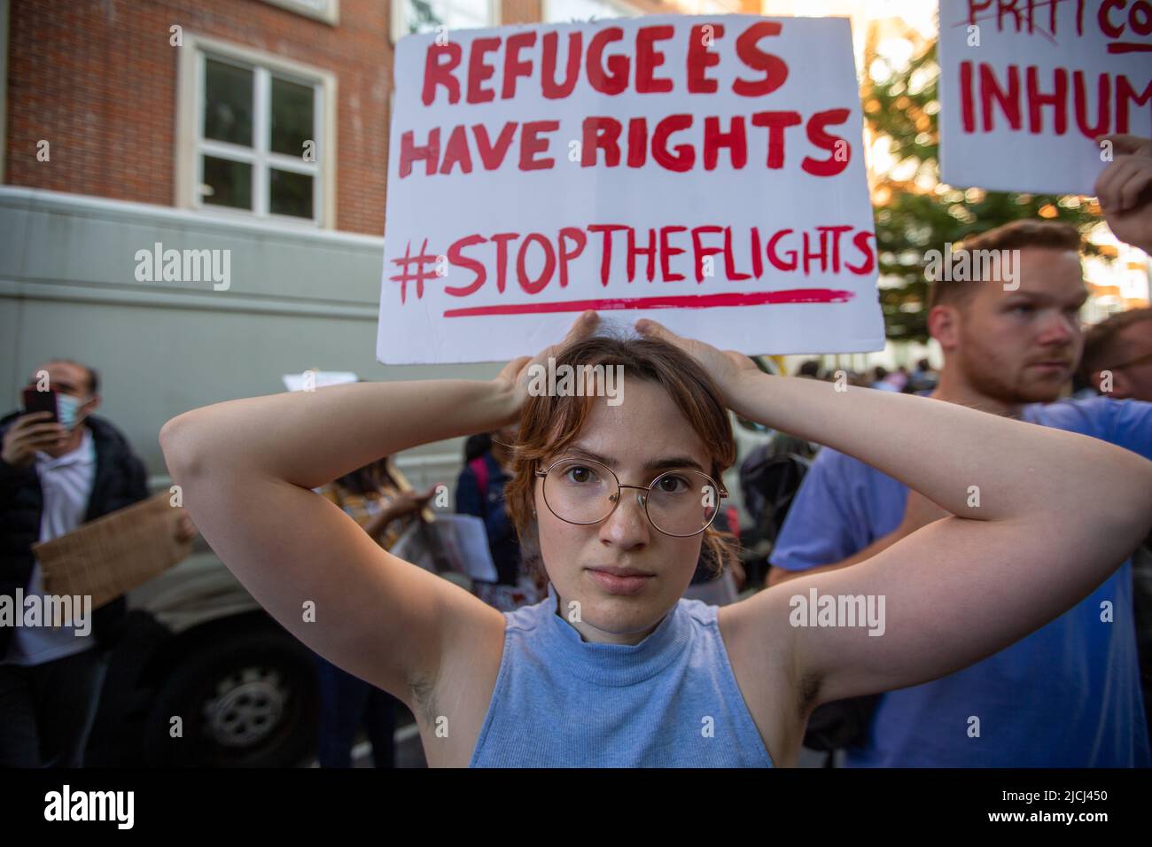 London, England, Großbritannien. 13.. Juni 2022. Hunderte protestieren vor dem britischen Innenministerium gegen das Flüchtlingsvorhaben in Ruanda, da das Obergericht die Berufung dagegen ablehnt. (Bild: © Tayfun Salci/ZUMA Press Wire) Stockfoto