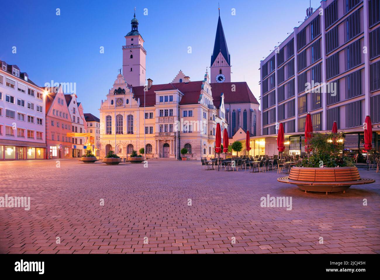 Ingolstadt, Deutschland. Stadtbild der Innenstadt von Ingolstadt, Deutschland mit Rathaus bei Sonnenaufgang. Stockfoto