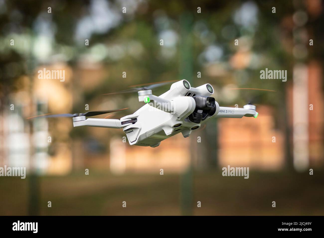 Die Drohne DJI Mini 3 Pro (UAV) schwebt im Flug Stockfoto