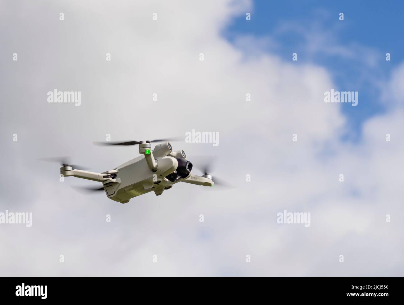 Die Drohne DJI Mini 3 Pro (UAV) schwebt im Flug Stockfoto