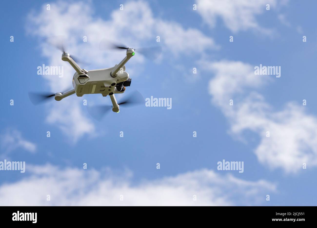 Die Drohne DJI Mini 3 Pro (UAV) schwebt im Flug Stockfoto