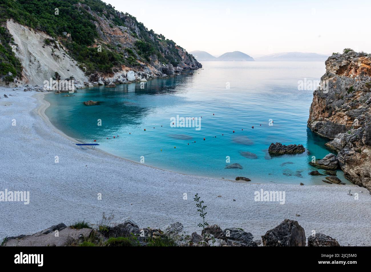 Agiofili Beach, Lefkada Island, Griechenland, atemberaubende Schönheit mit klarem blauen ruhigen Meer. Stockfoto