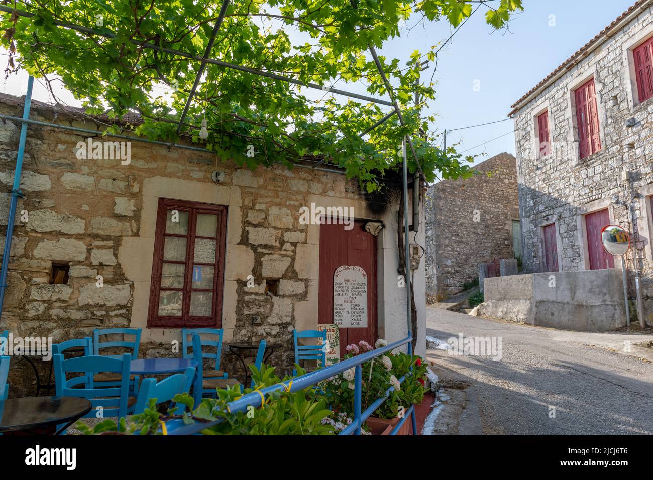 Ithaca Island, Griechenland-05.25.2022. Gebäude am Hang des Dorfes Kioni. Ein ruhiges, stilles Urlaubsziel. Stockfoto