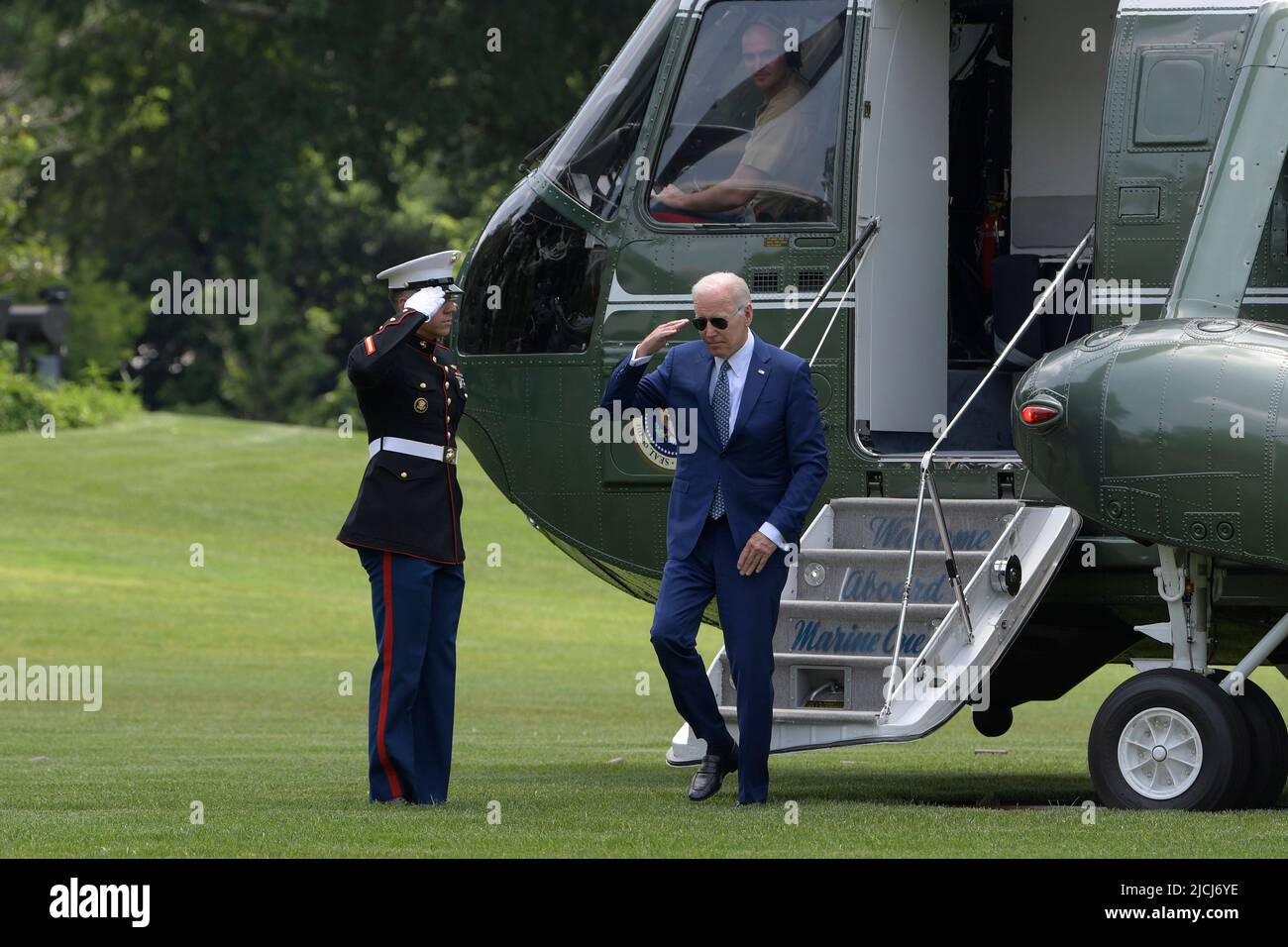 13. Juni 2022, Washington, District of Columbia, USA: US-Präsident JOE BIDEN kommt heute am 13. Juni 2022 aus Delaware im Weißen Haus in South Lawn/White House in Washington DC, USA. (Bild: © Lenin Nolly/ZUMA Press Wire) Stockfoto