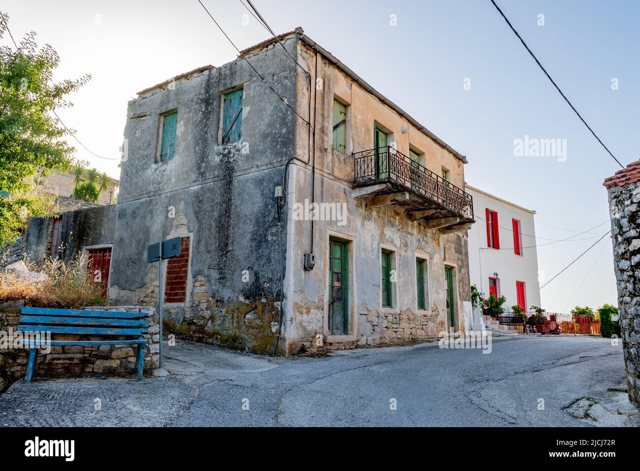 Ithaca Island, Griechenland-05.25.2022. Gebäude am Hang des Dorfes Kioni. Ein ruhiges, stilles Urlaubsziel. Stockfoto