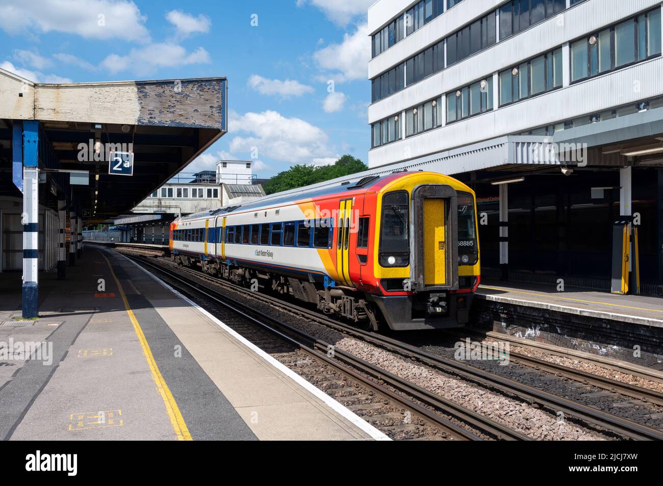 South West 158885 macht sich bereit, die Plattform 1 mit der 11:08 Salisbury nach Romsey am Bahnhof Southampton zu verlassen. UK Railways. 7. Mai 2022. Stockfoto