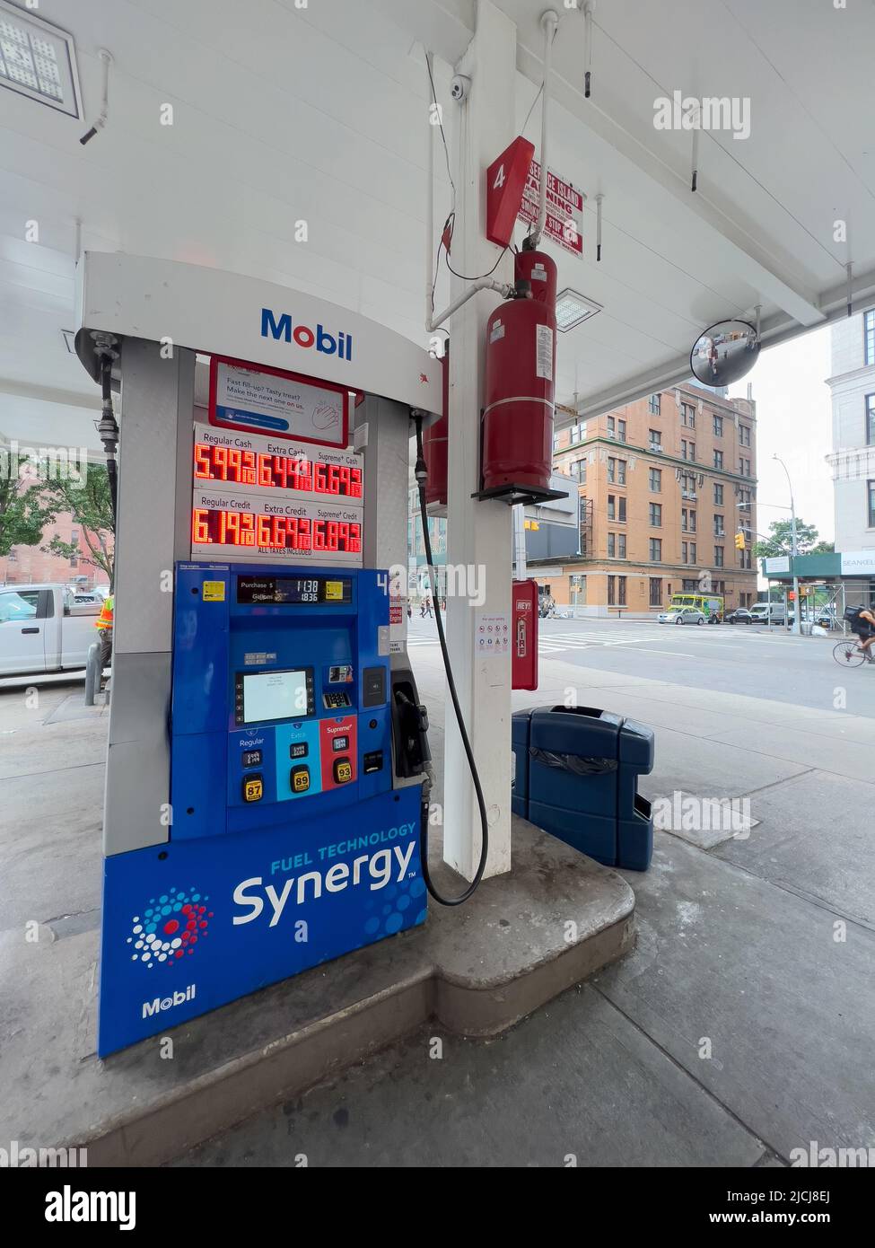 New York City, 13. Juni 2022. Gaspreise über 6,00 pro Gallone, wie auf